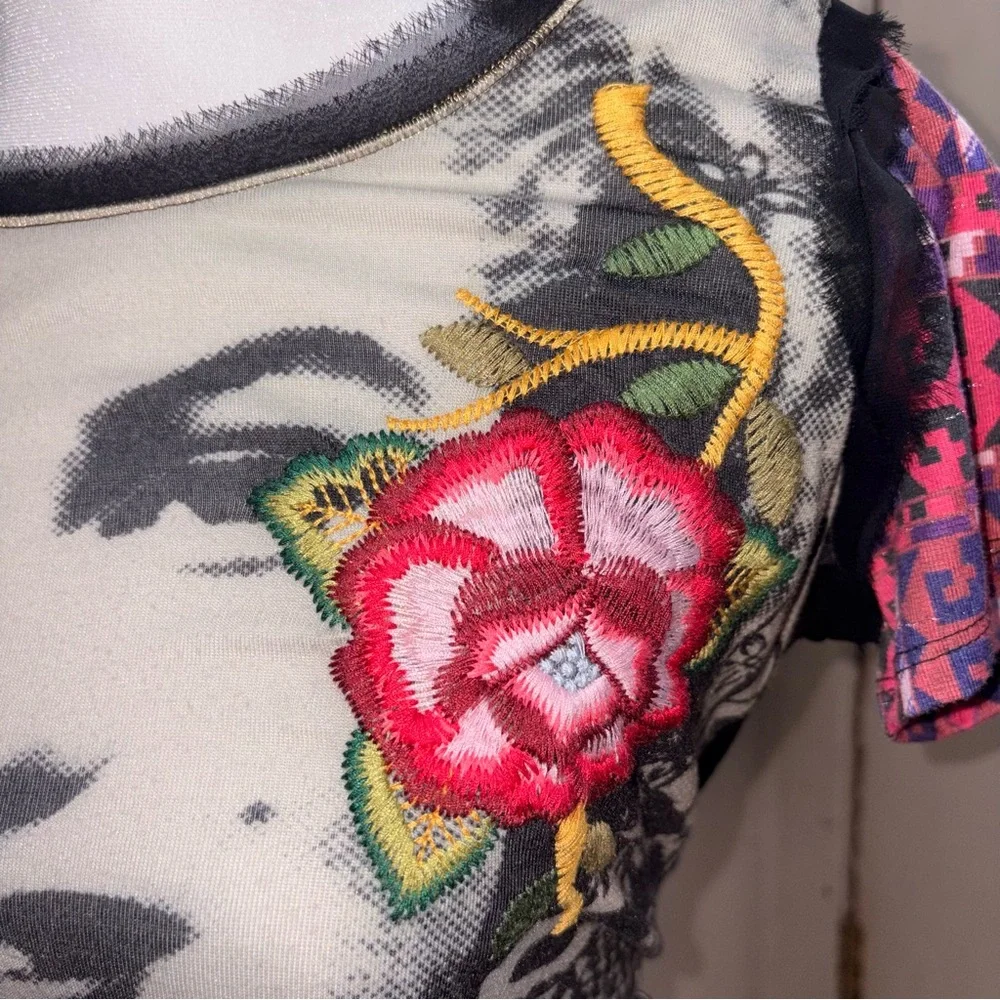 Desigual Graphic Portrait Top Women Medium Artsy Boho Y2K Embroidered Tee - Picture 6 of 11